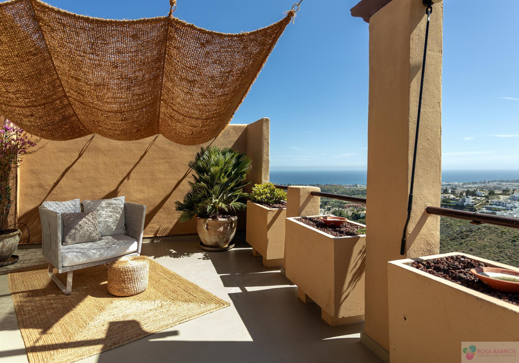 For sale of penthouse in Benahavís