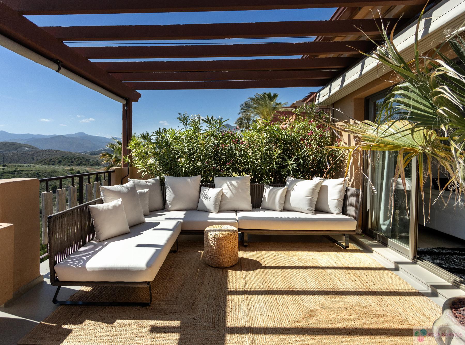 For sale of penthouse in Benahavís