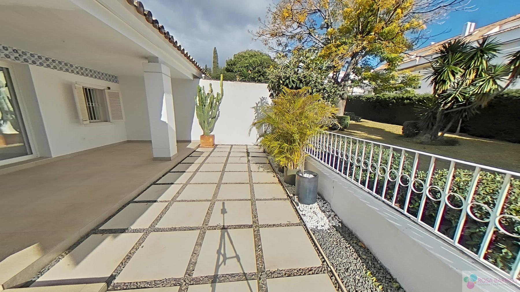 For sale of house in Nueva Andalucía