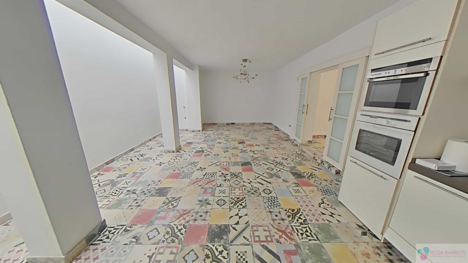 For sale of house in Nueva Andalucía