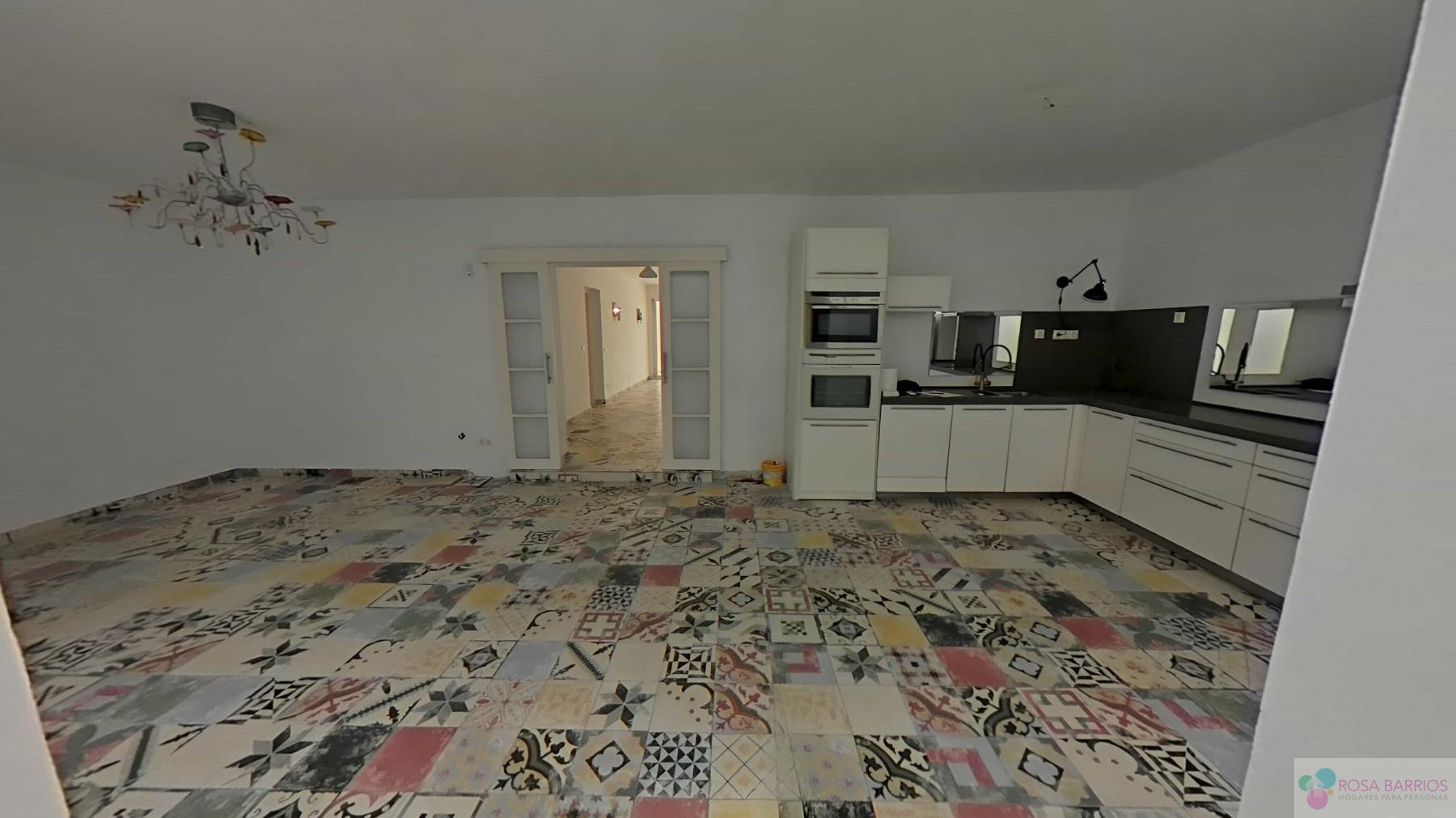 For sale of house in Nueva Andalucía