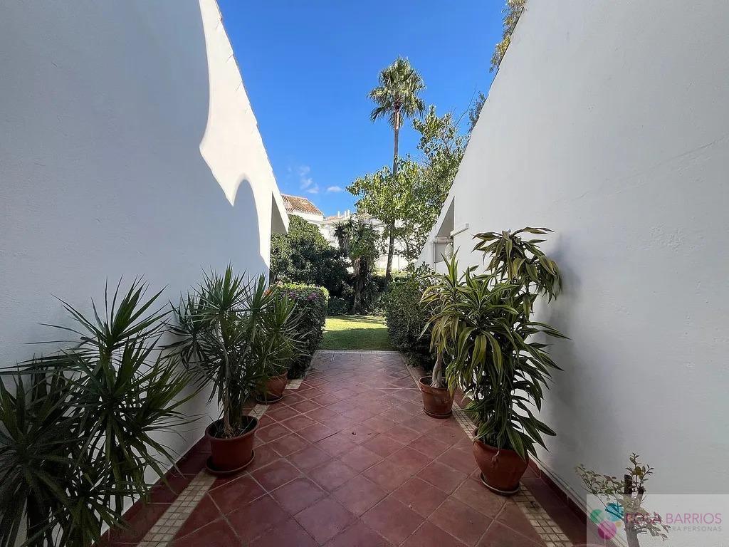 For sale of house in Nueva Andalucía