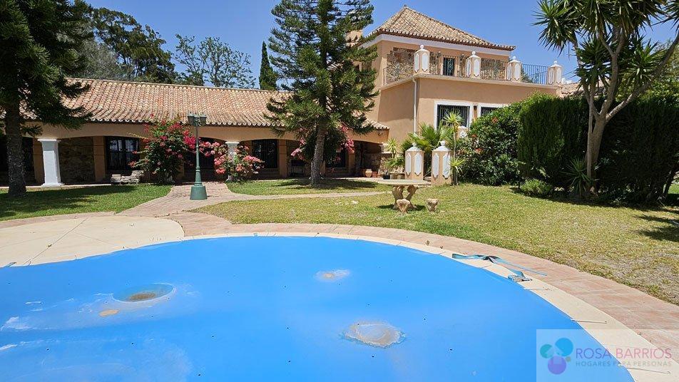 For sale of hotel in Manilva