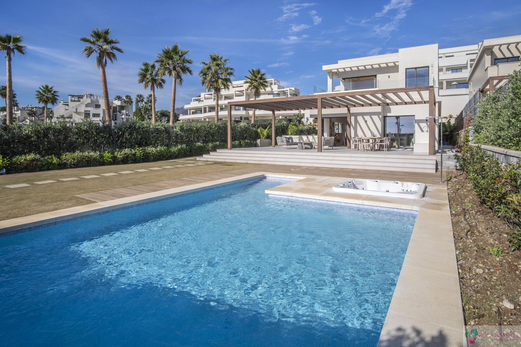For sale of villa in Estepona
