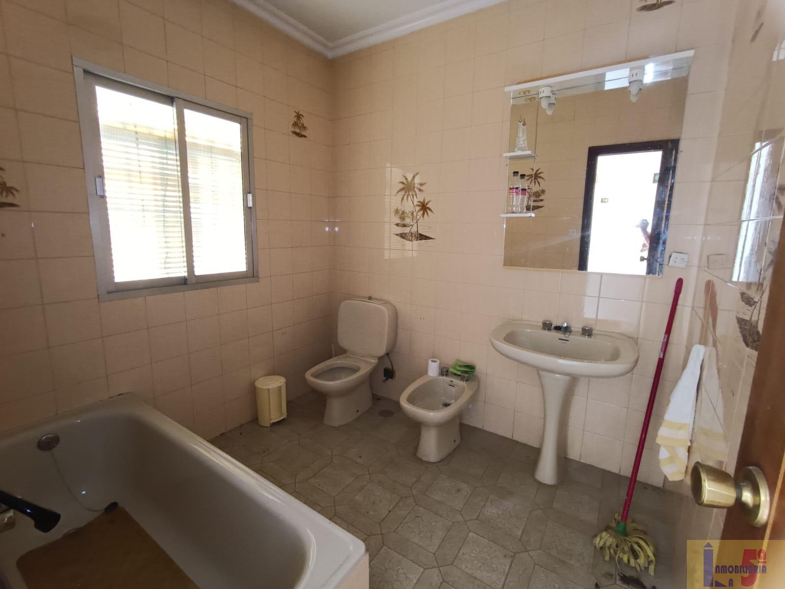 For sale of house in La Algaba