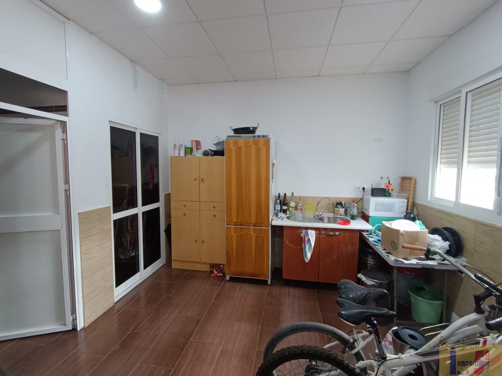 For sale of commercial in La Algaba