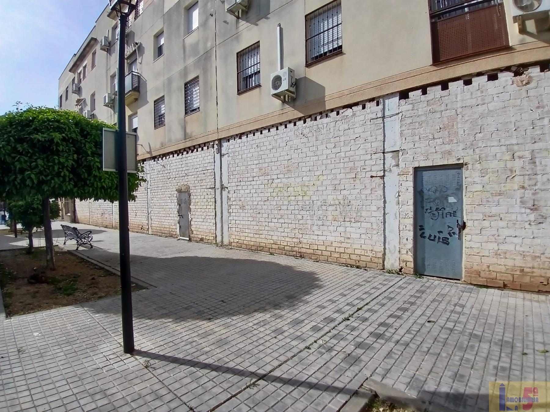 For sale of commercial in La Algaba