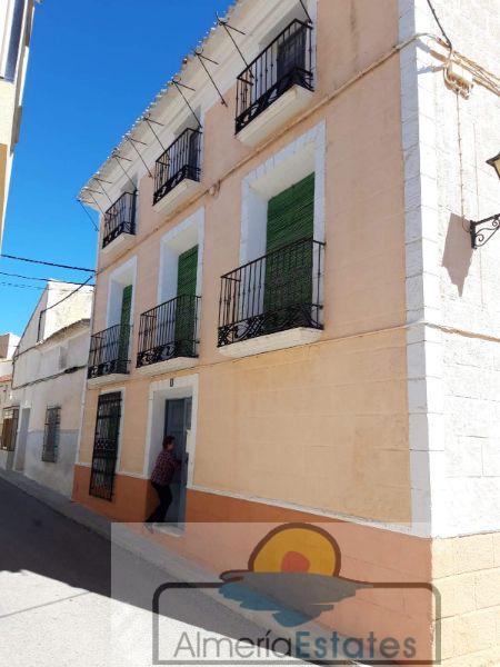 For sale of house in María