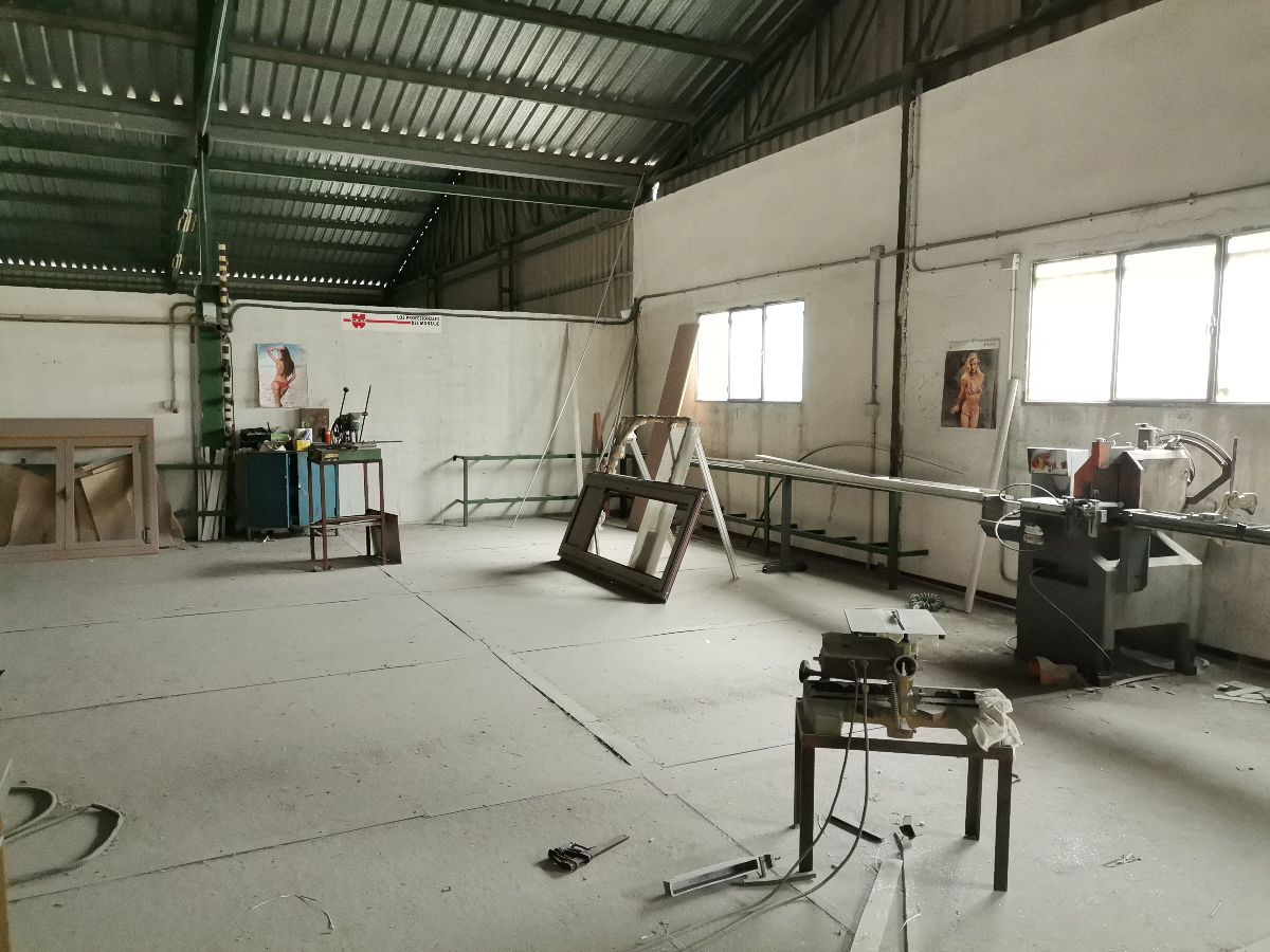 Venta de nave industrial en Macael