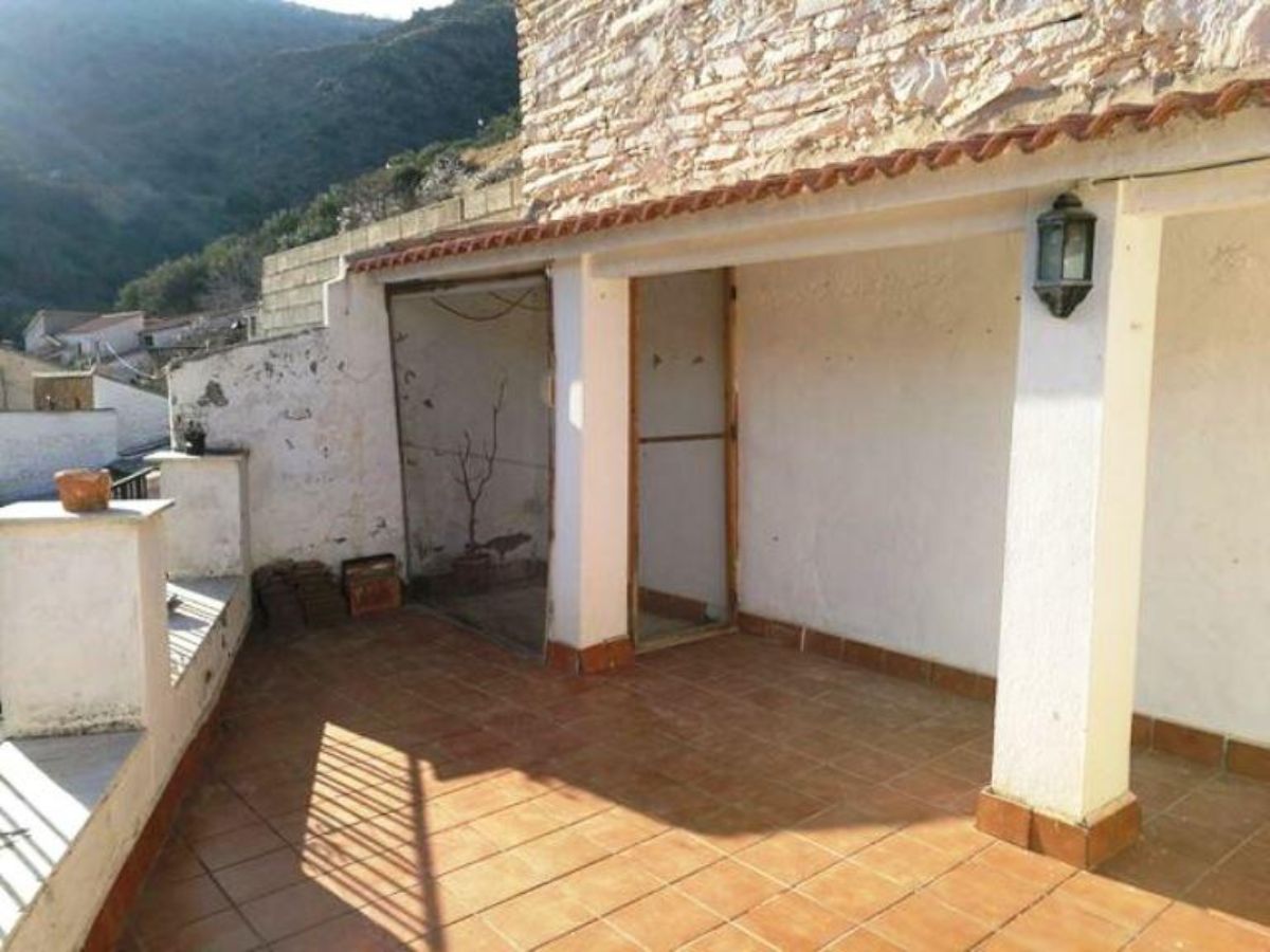 For sale of house in Laroya