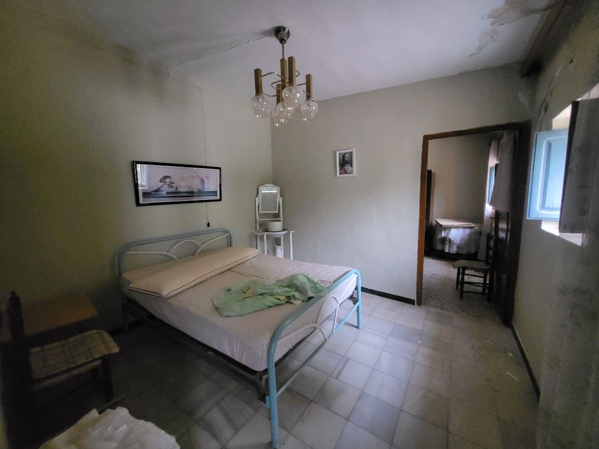 For sale of house in Macael