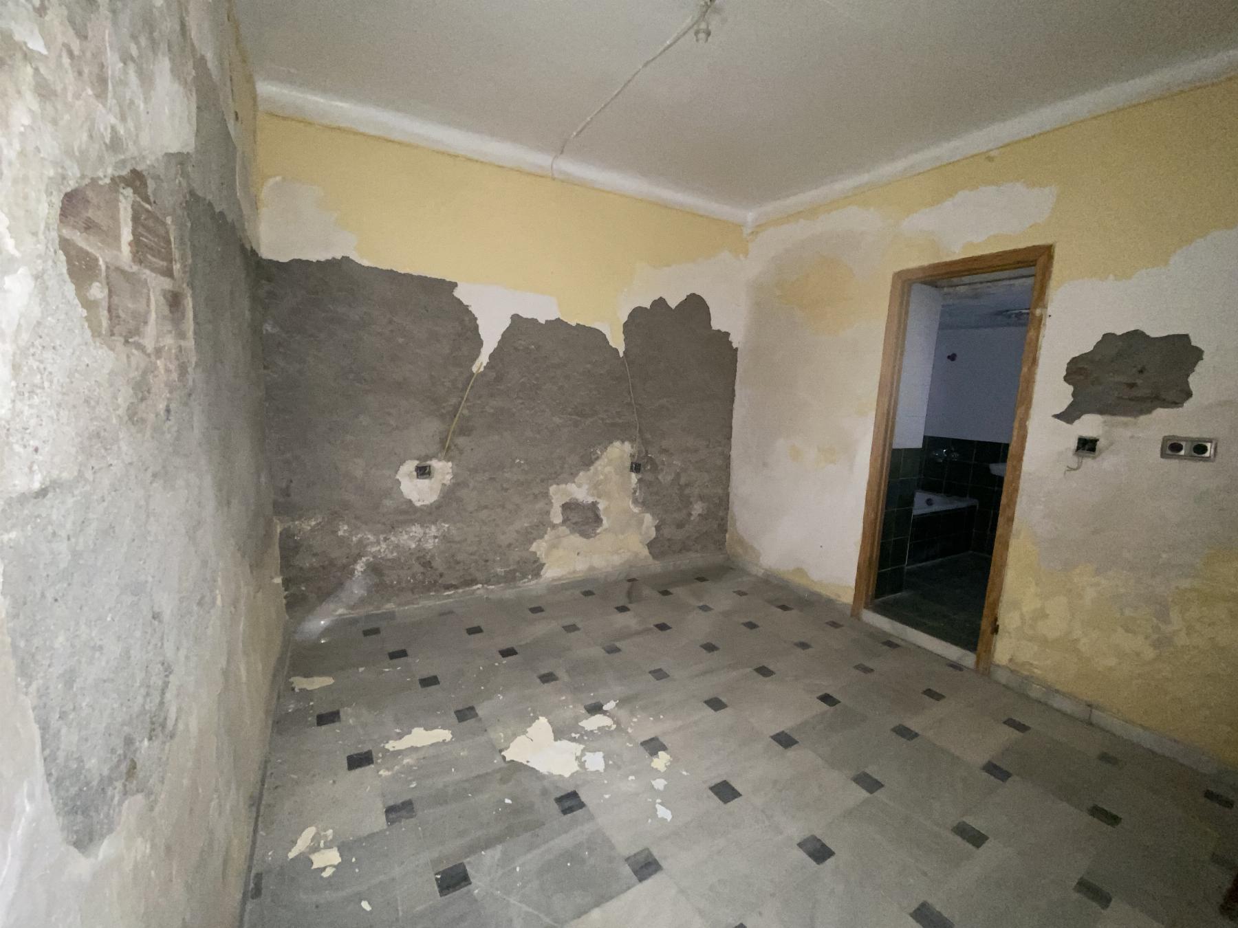 For sale of house in Macael