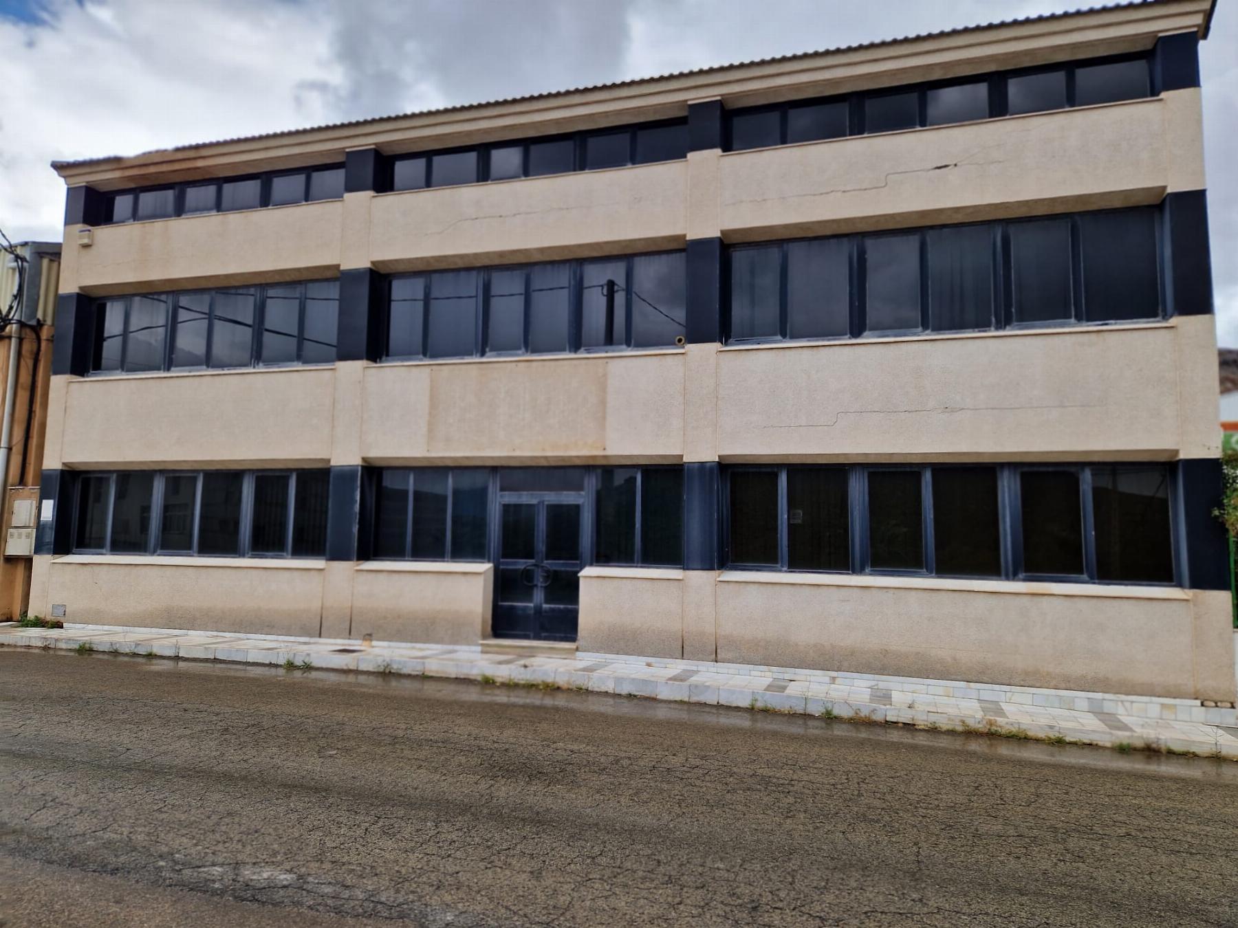 Venta de nave industrial en Macael