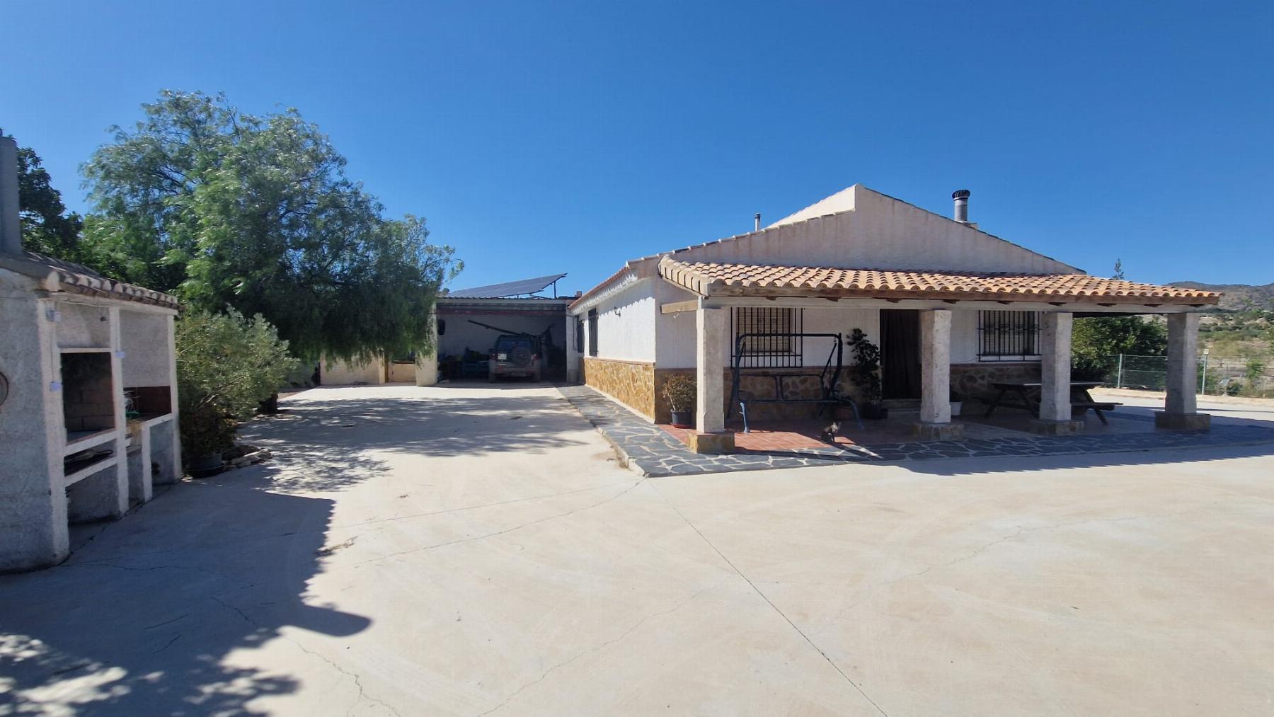 For sale of villa in Somontín