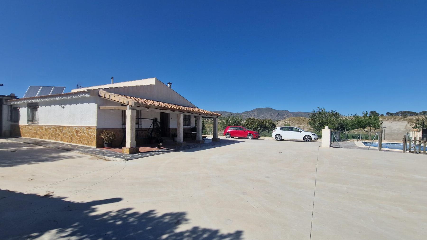 For sale of villa in Somontín