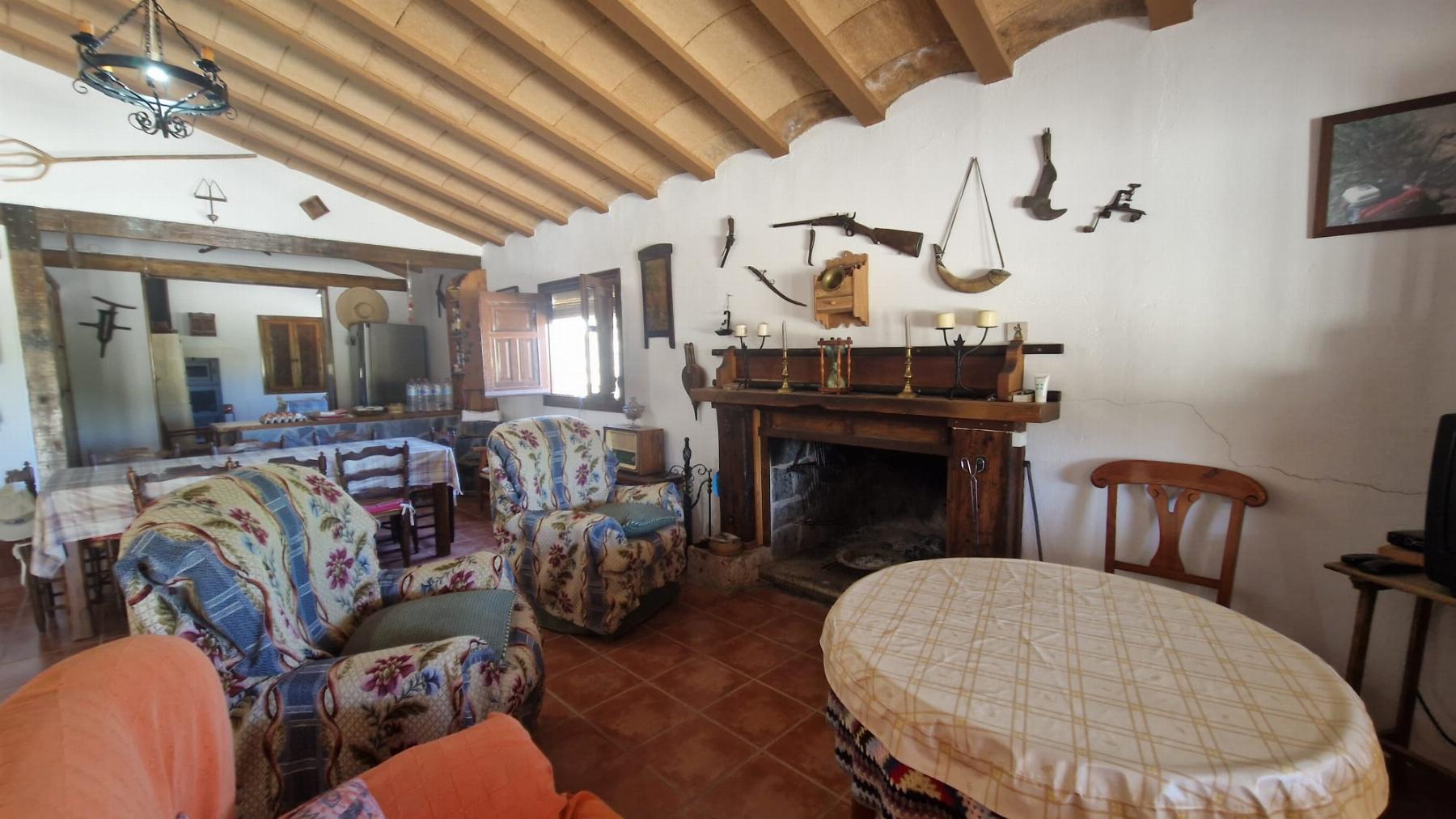 For sale of villa in Somontín
