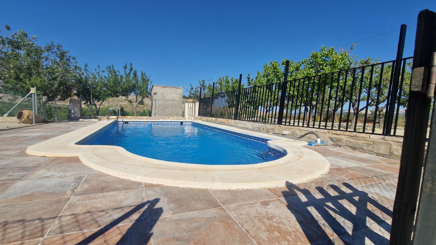 For sale of villa in Somontín
