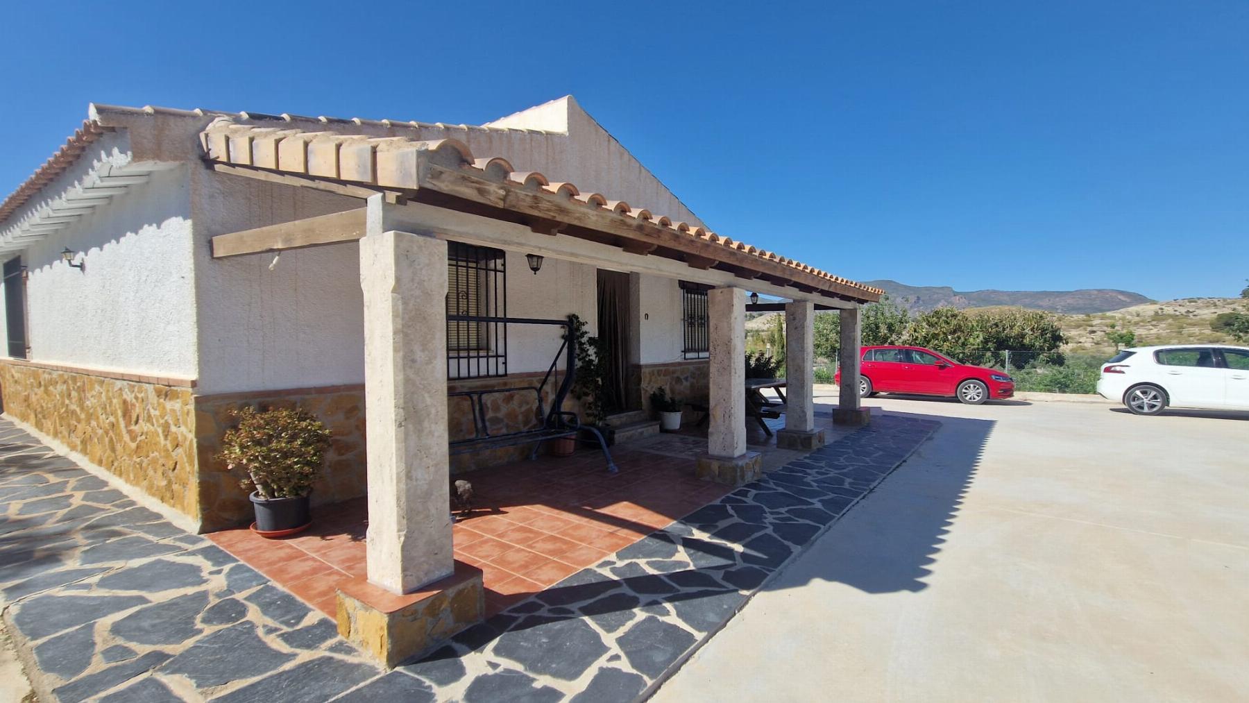 For sale of villa in Somontín