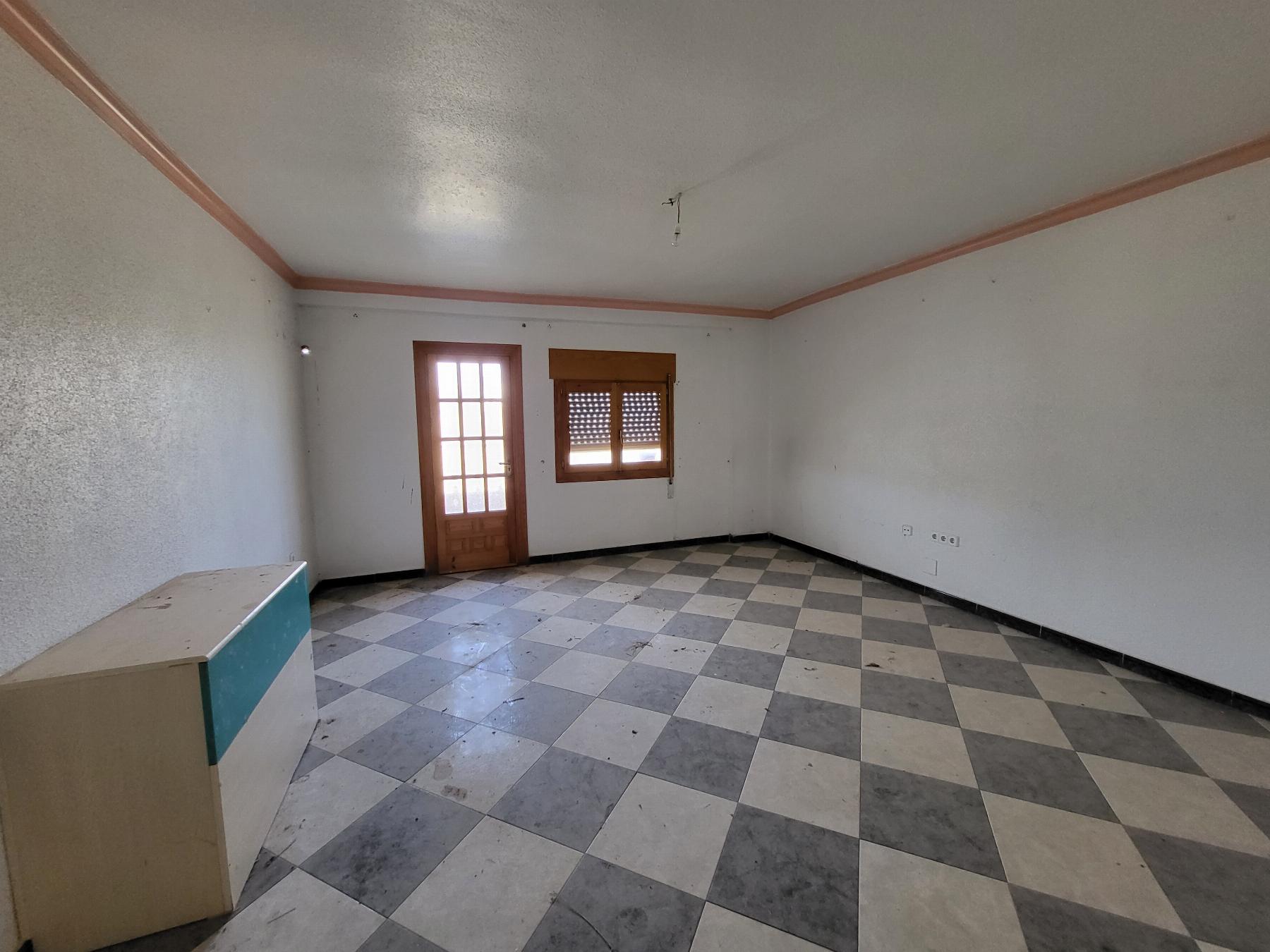 For sale of flat in Fines