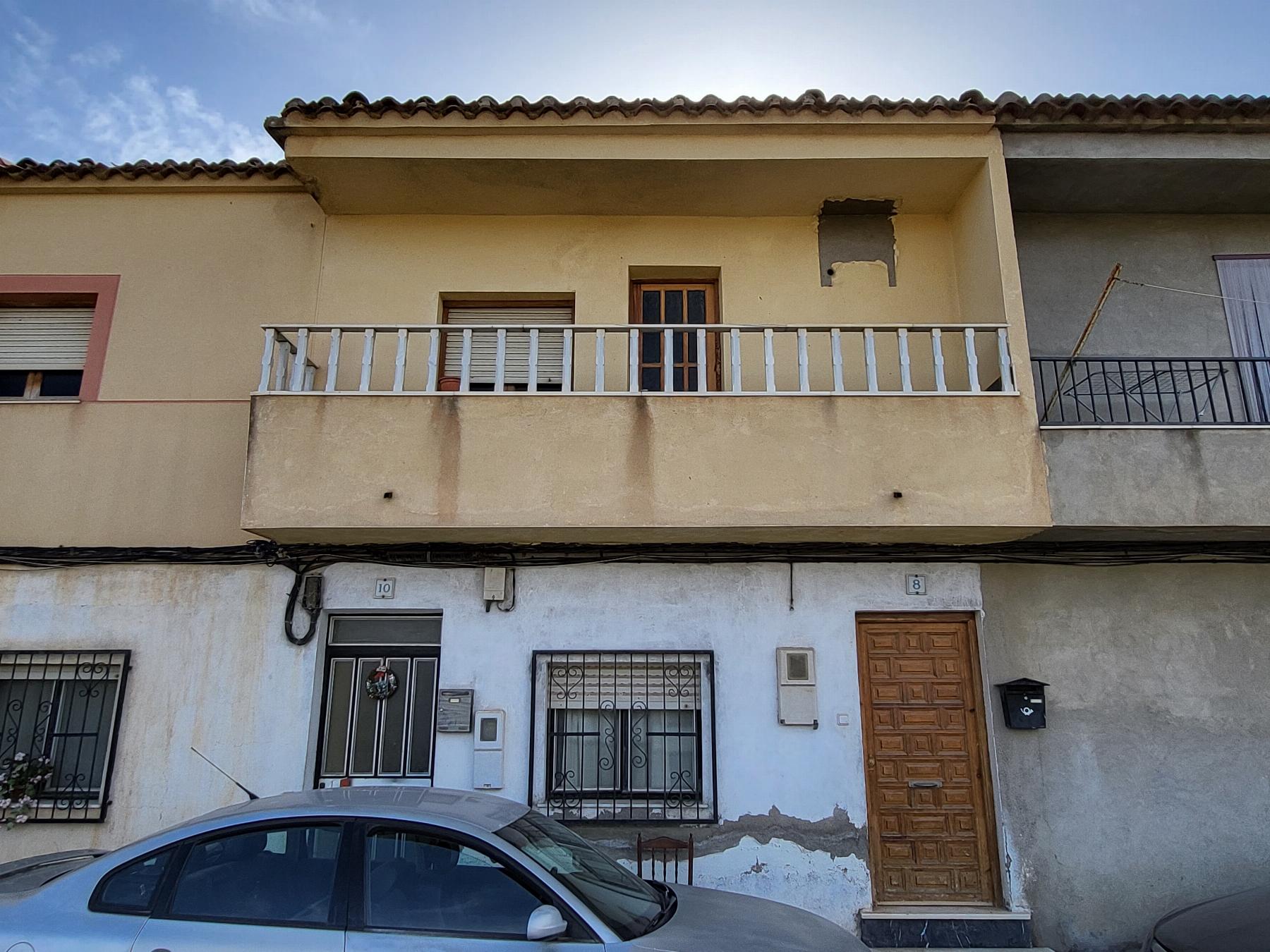 For sale of flat in Fines