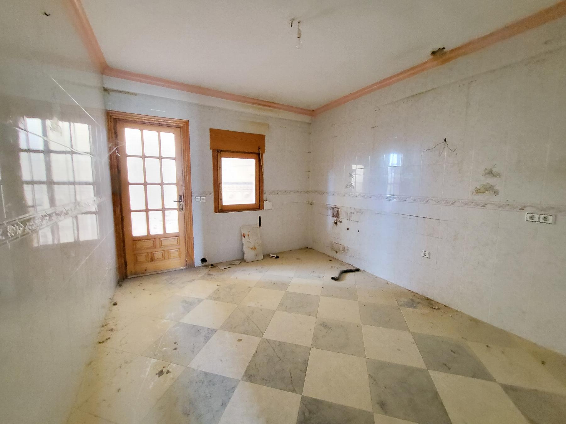 For sale of flat in Fines