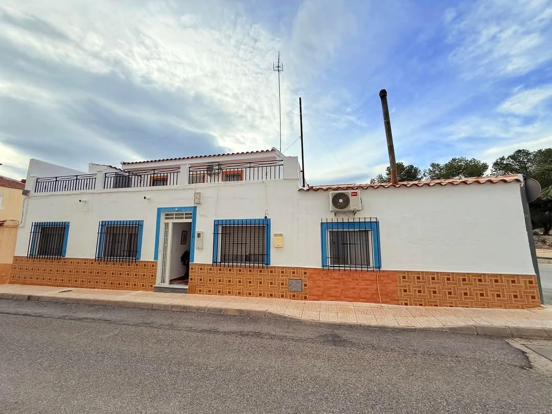 For sale of house in Zurgena