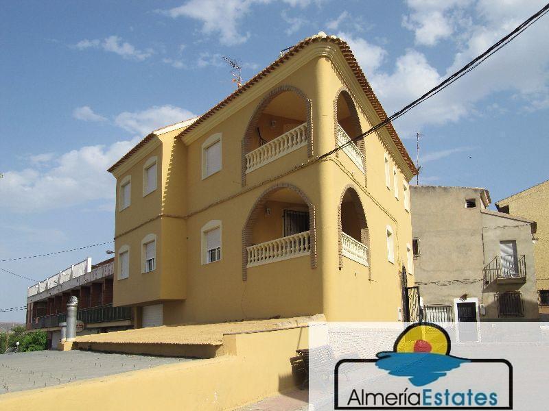 For sale of house in Vélez-Rubio