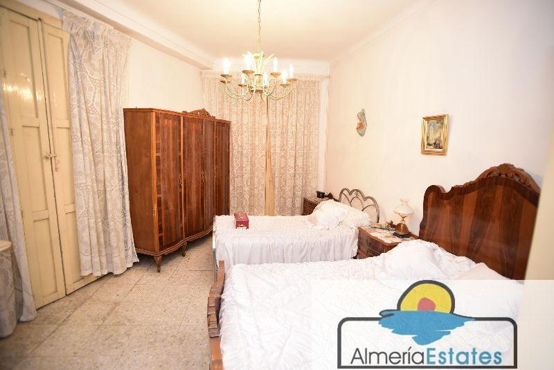 For sale of house in Vélez-Rubio