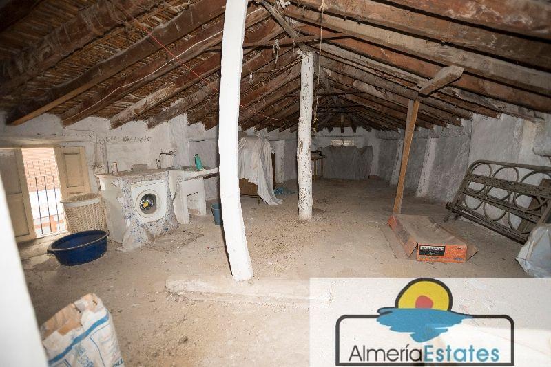 For sale of house in Vélez-Rubio