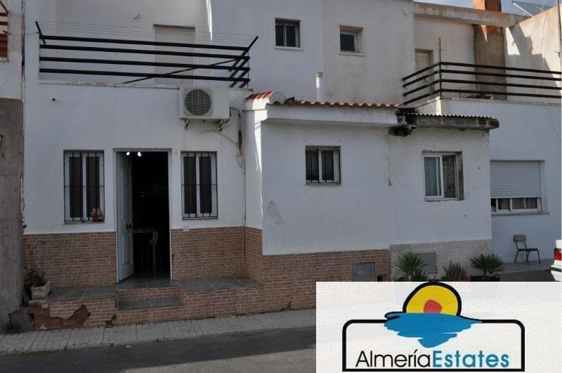 Venta de casa en Zurgena