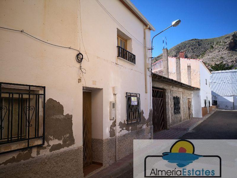 Venta de casa en Somontín