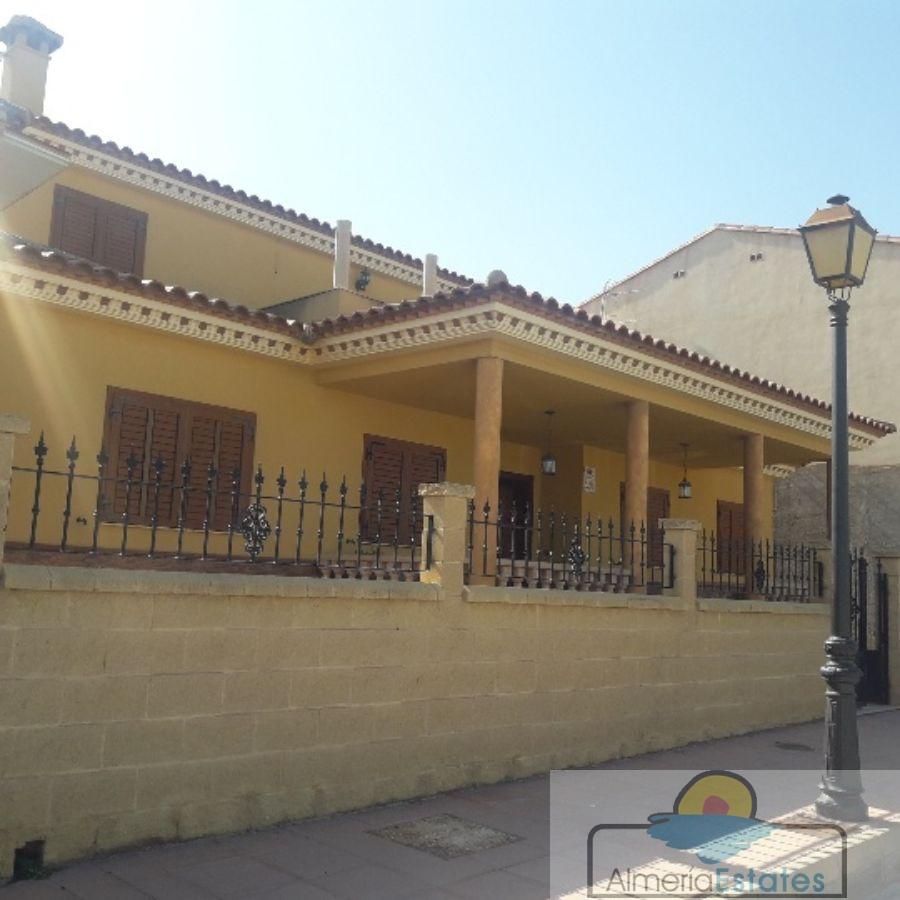 Venta de casa en Zurgena