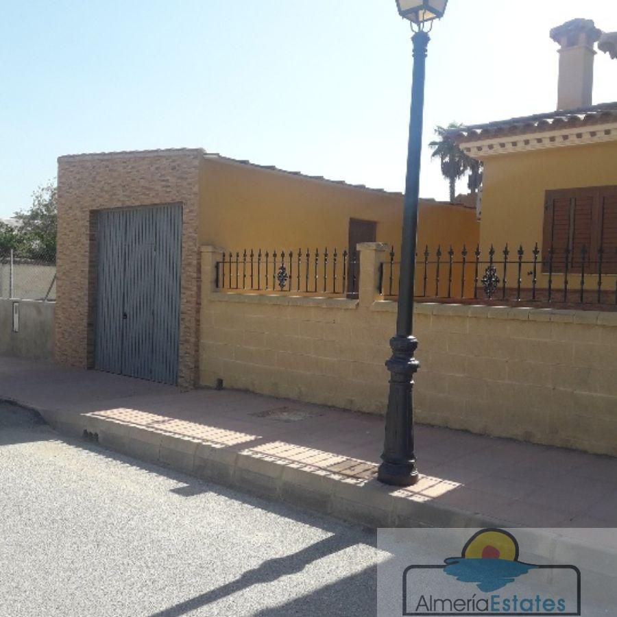 Venta de casa en Zurgena