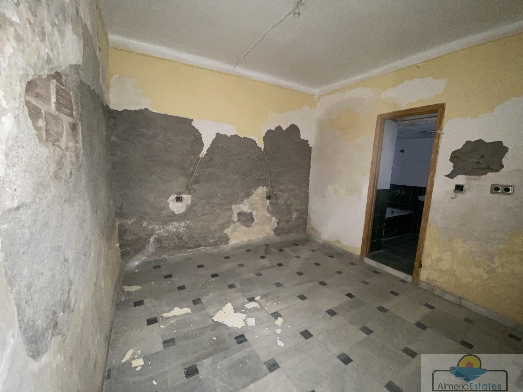 For sale of house in Macael