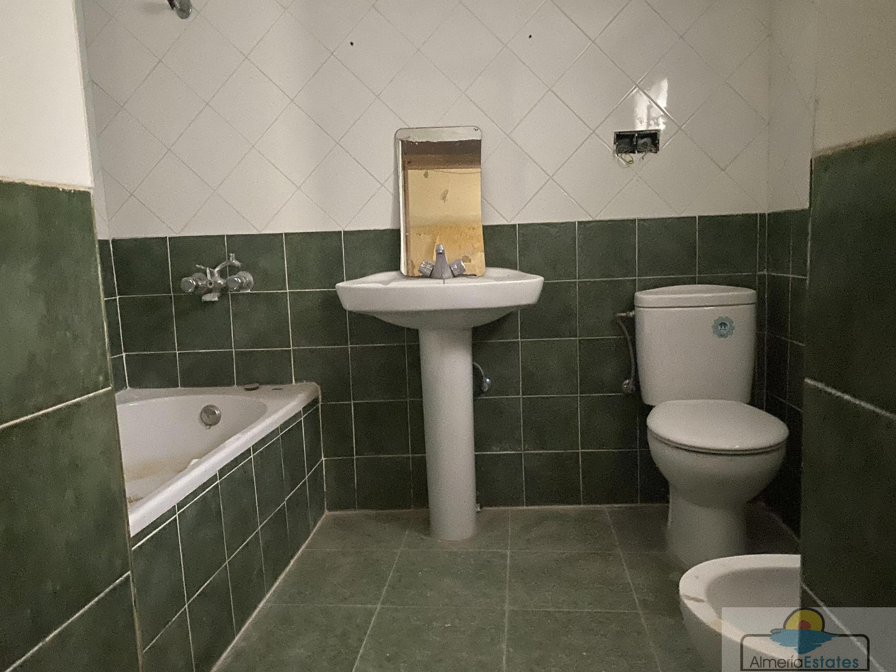 For sale of house in Macael
