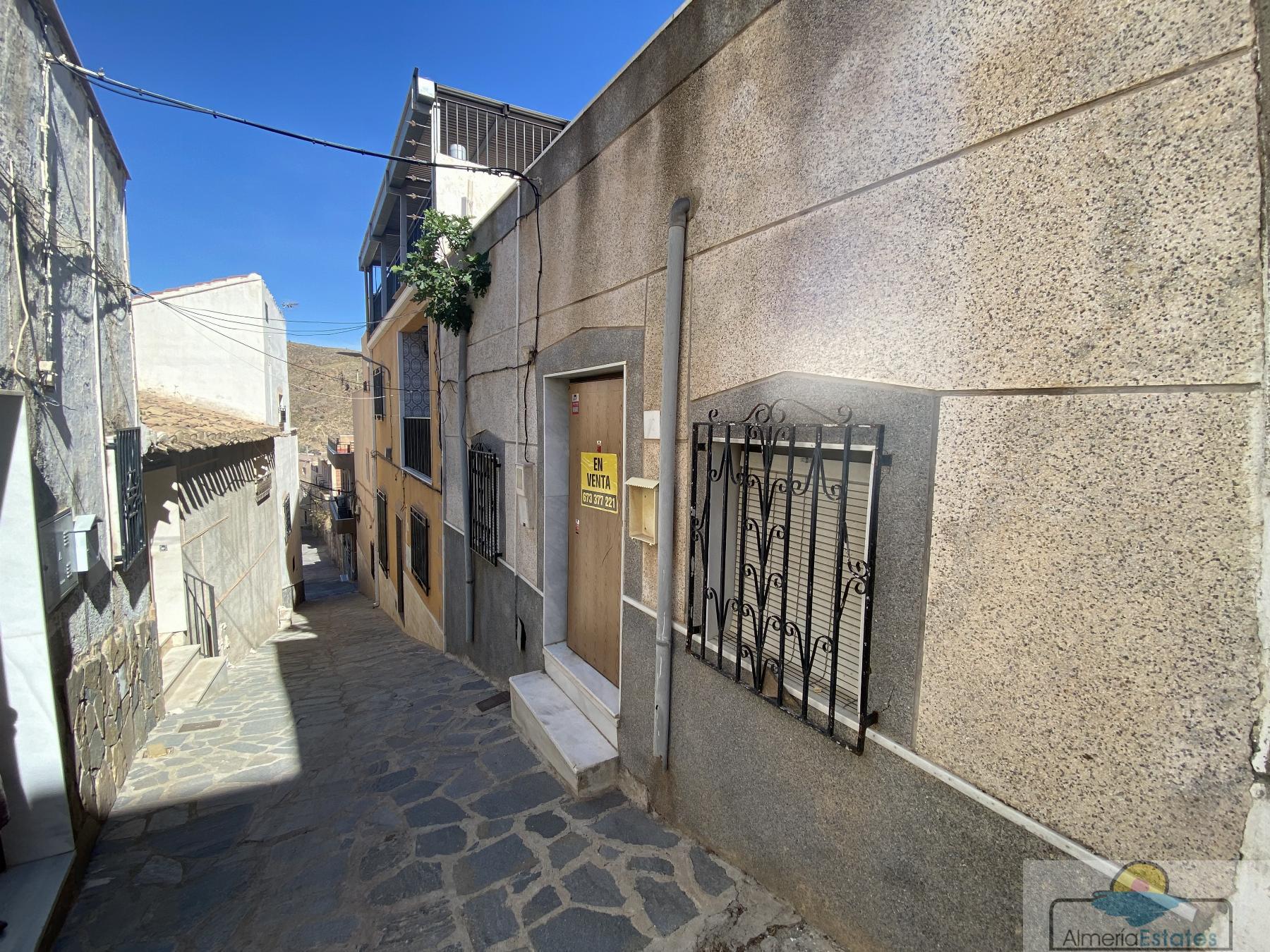 For sale of house in Macael