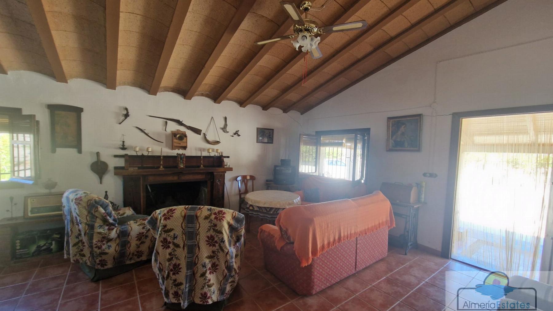 For sale of villa in Somontín