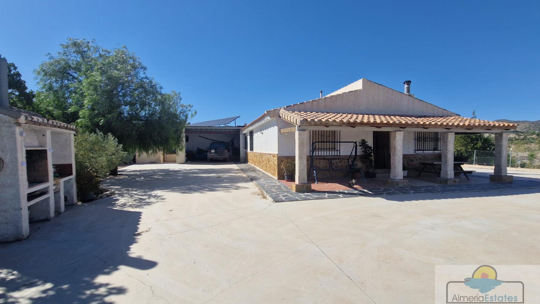 For sale of villa in Somontín