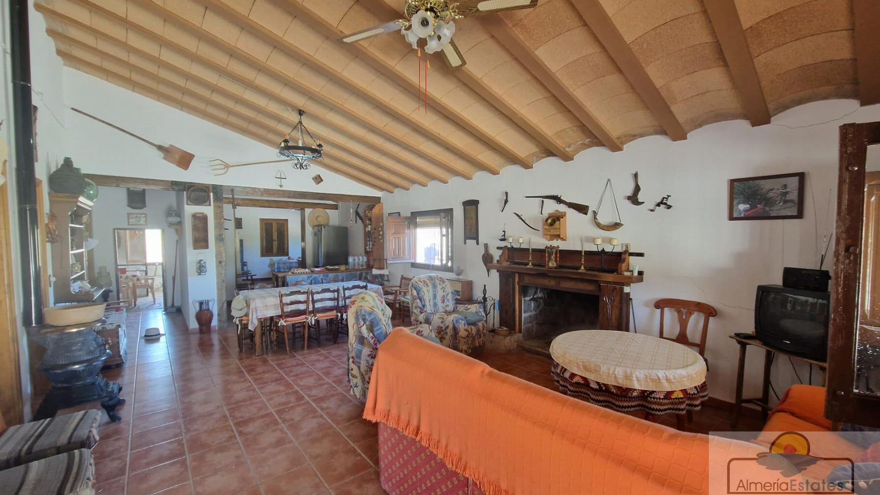 For sale of villa in Somontín