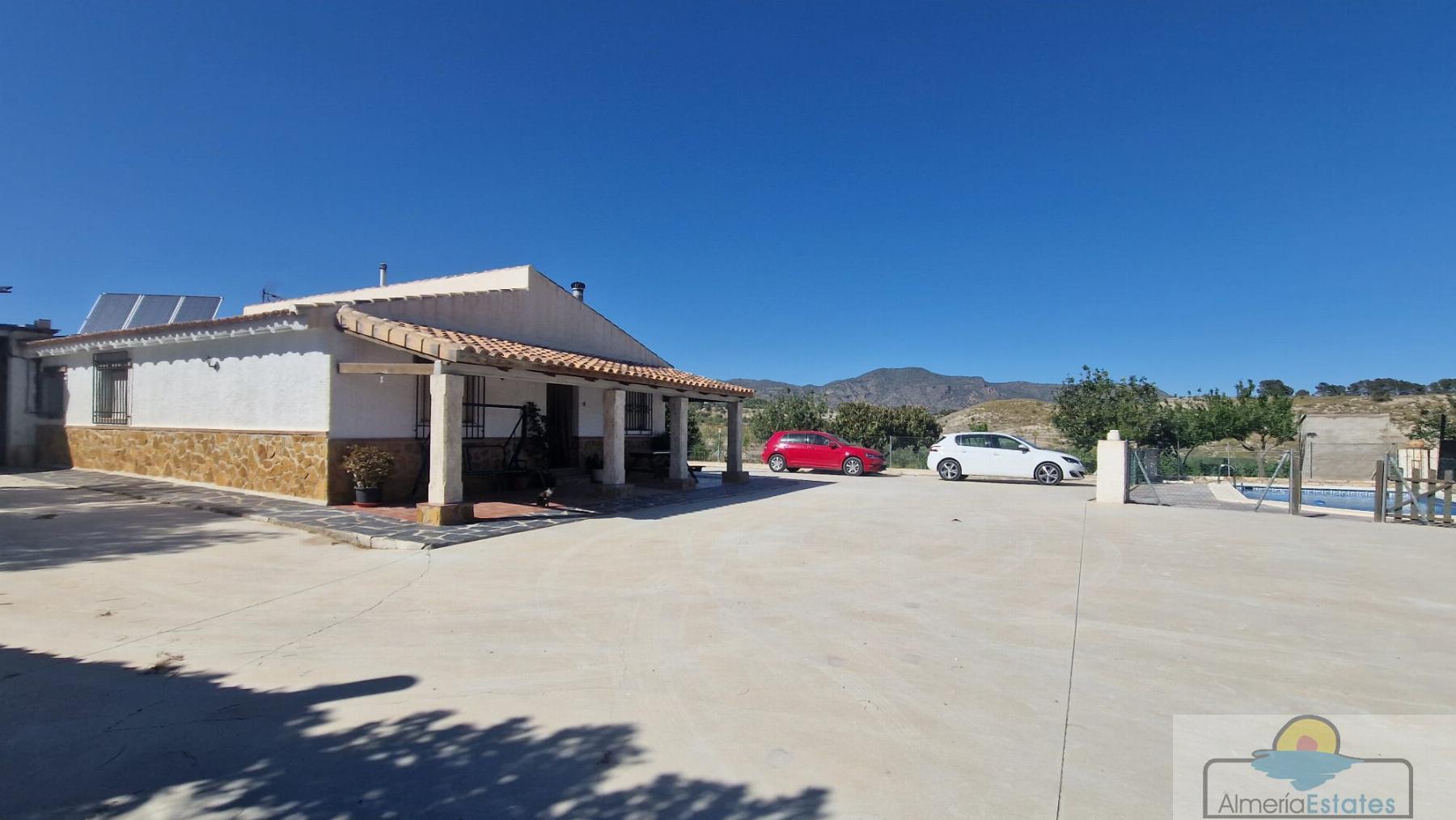 For sale of villa in Somontín