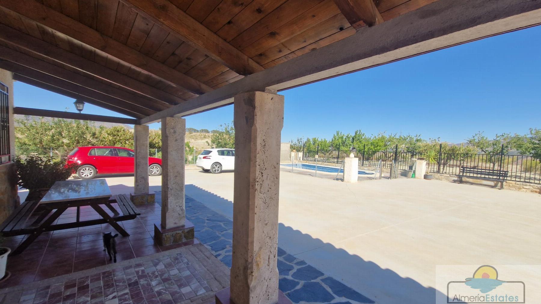 For sale of villa in Somontín