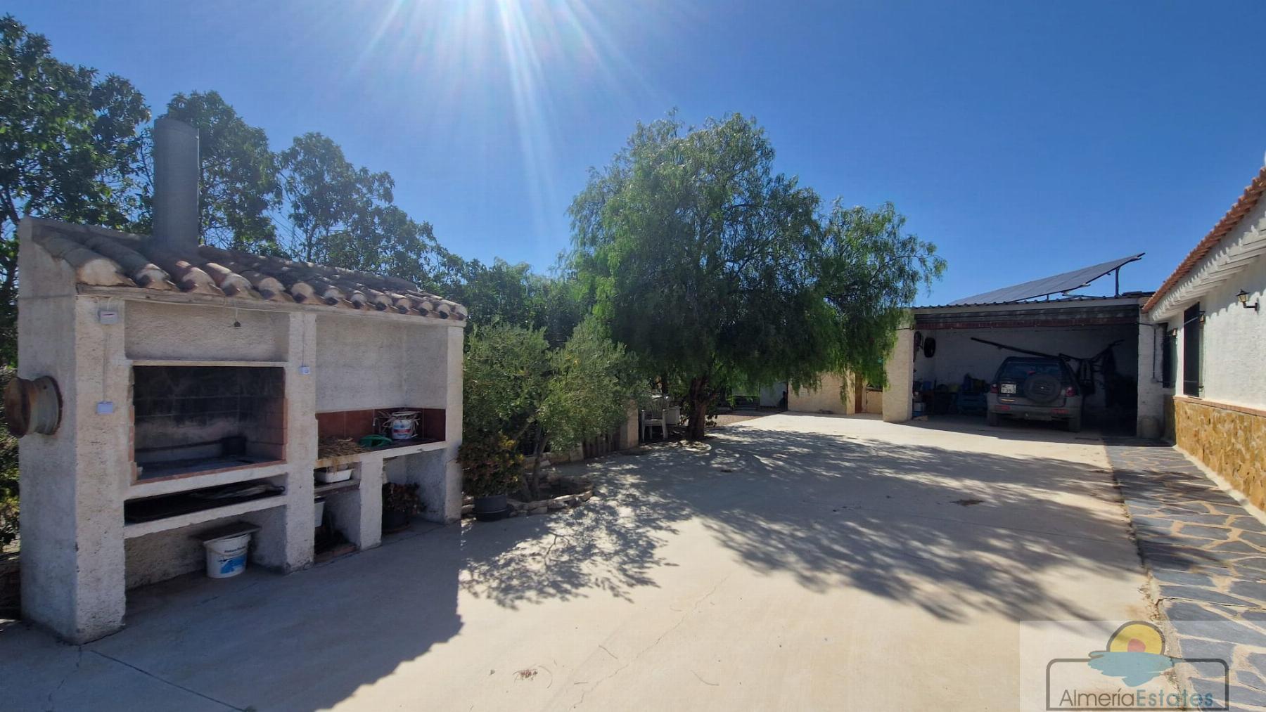 For sale of villa in Somontín