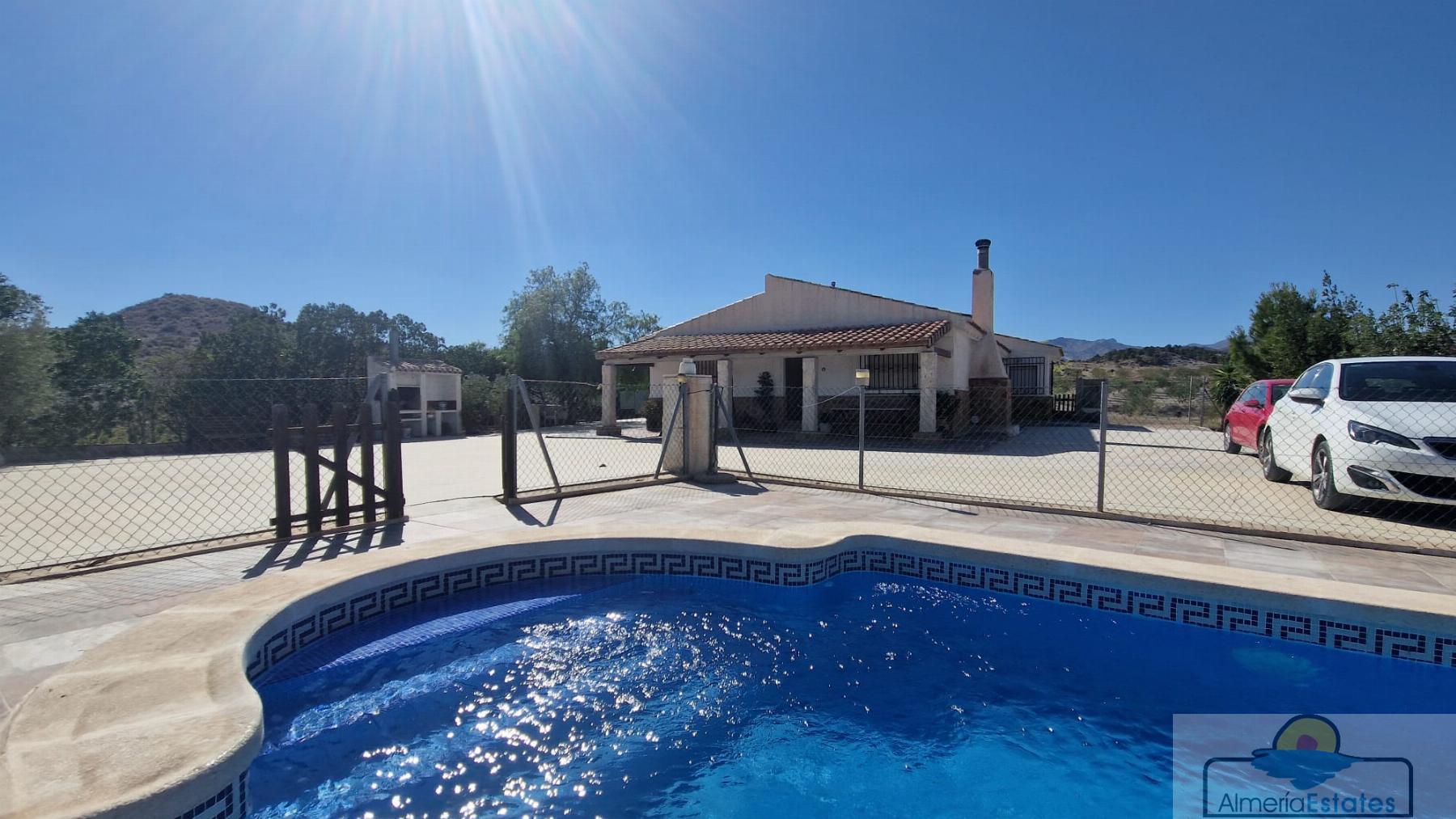 For sale of villa in Somontín