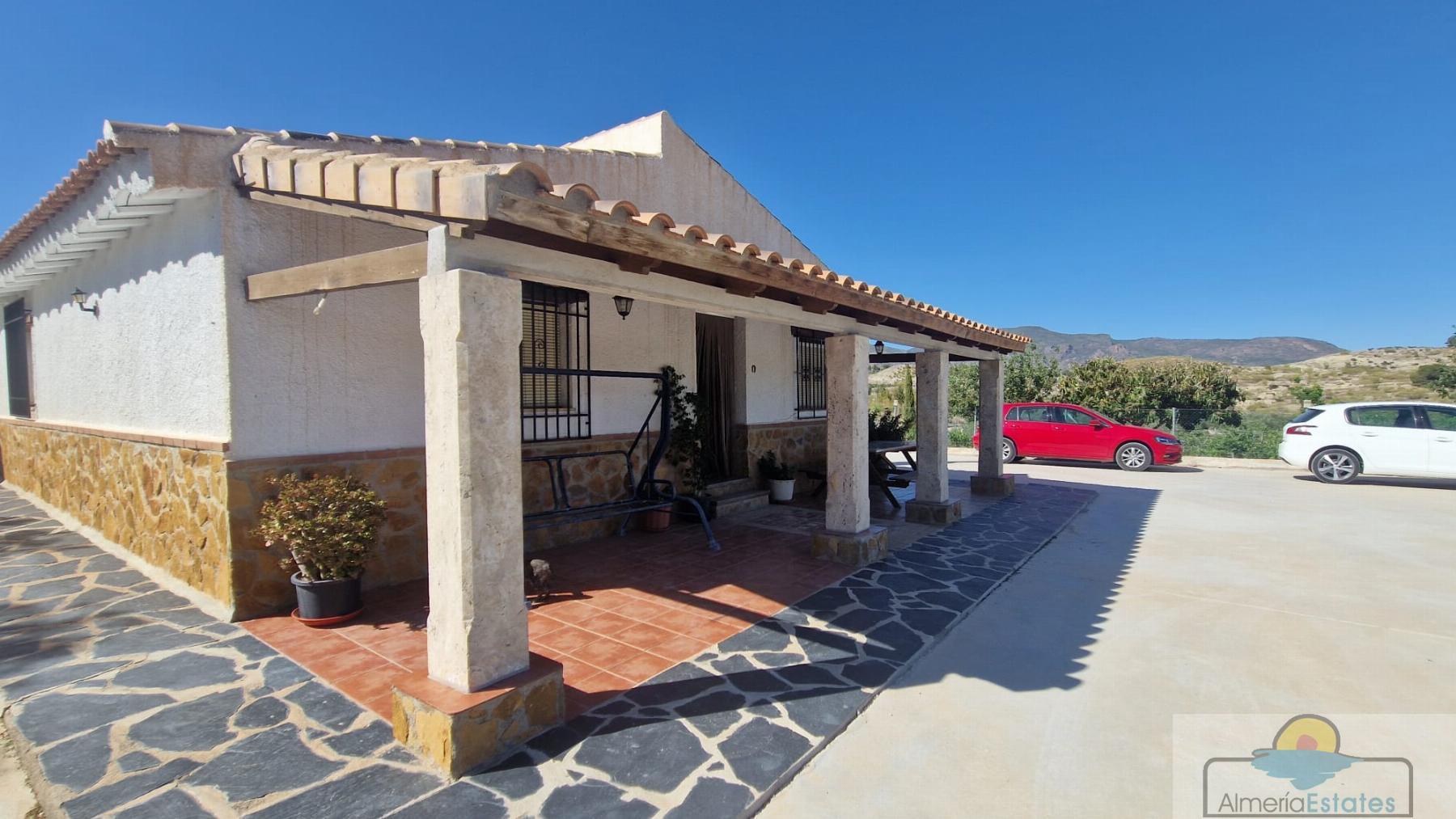 For sale of villa in Somontín