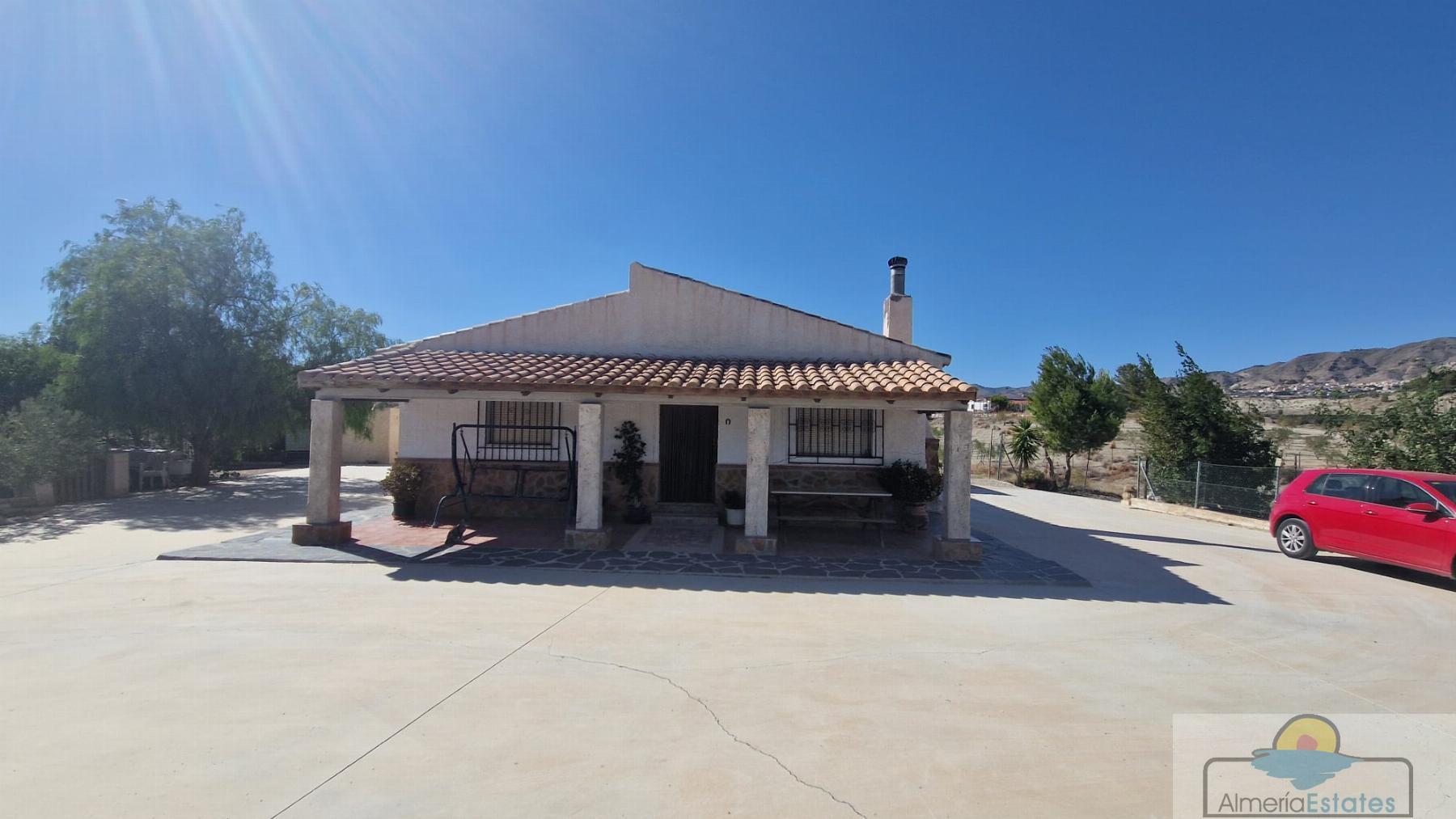 For sale of villa in Somontín