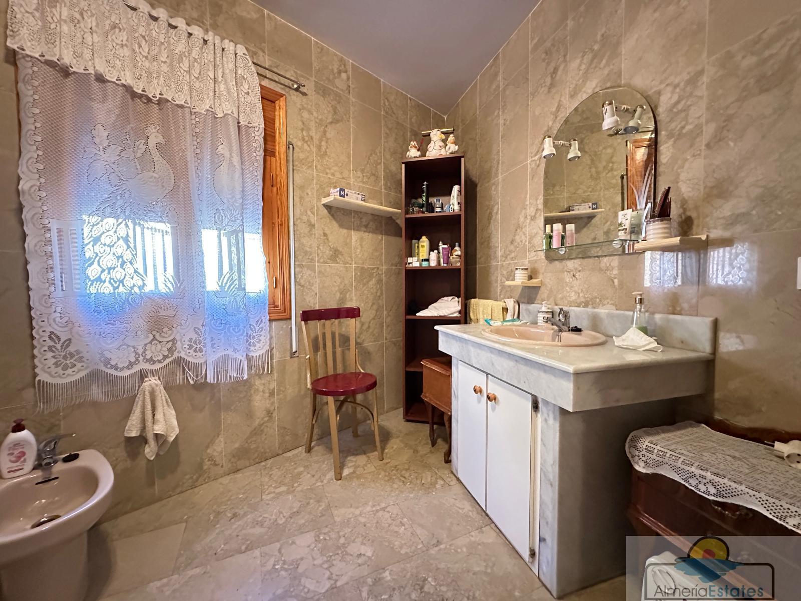 For sale of house in Macael