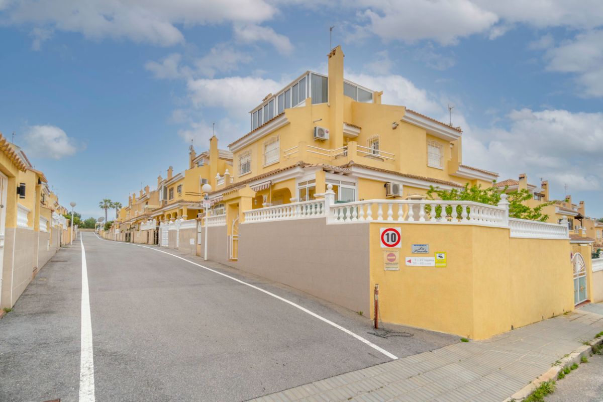 For sale of chalet in Orihuela Costa