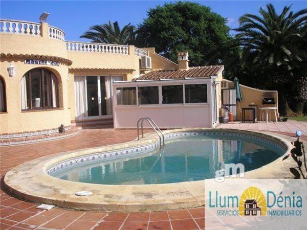 For sale of chalet in Denia