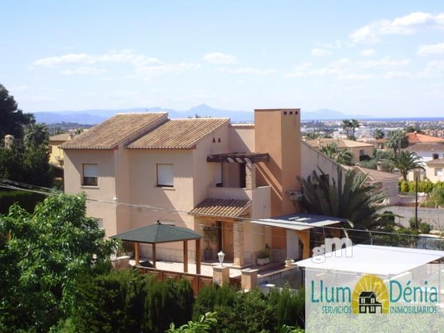 For sale of chalet in Denia