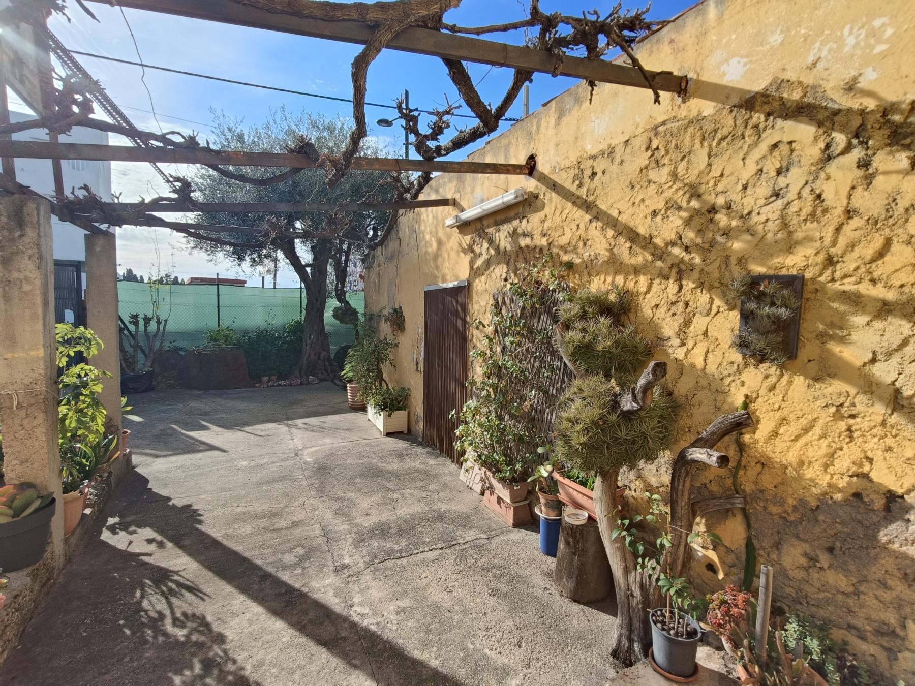 For sale of land in Almazora
